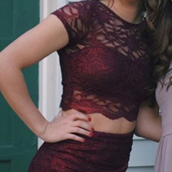 Lace mermaid style dress. - Picture 2 of 2